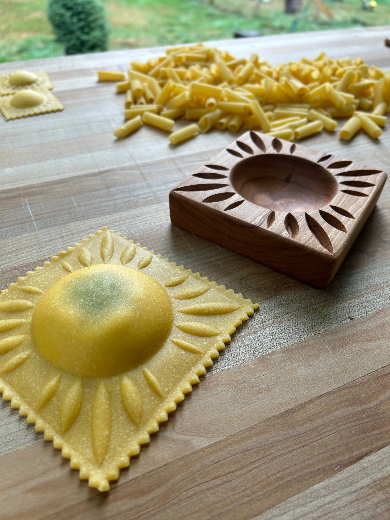 molds限定　rakuda ブラウン Sunburst ravioli molds, double sided. Maple, walnut & cherry